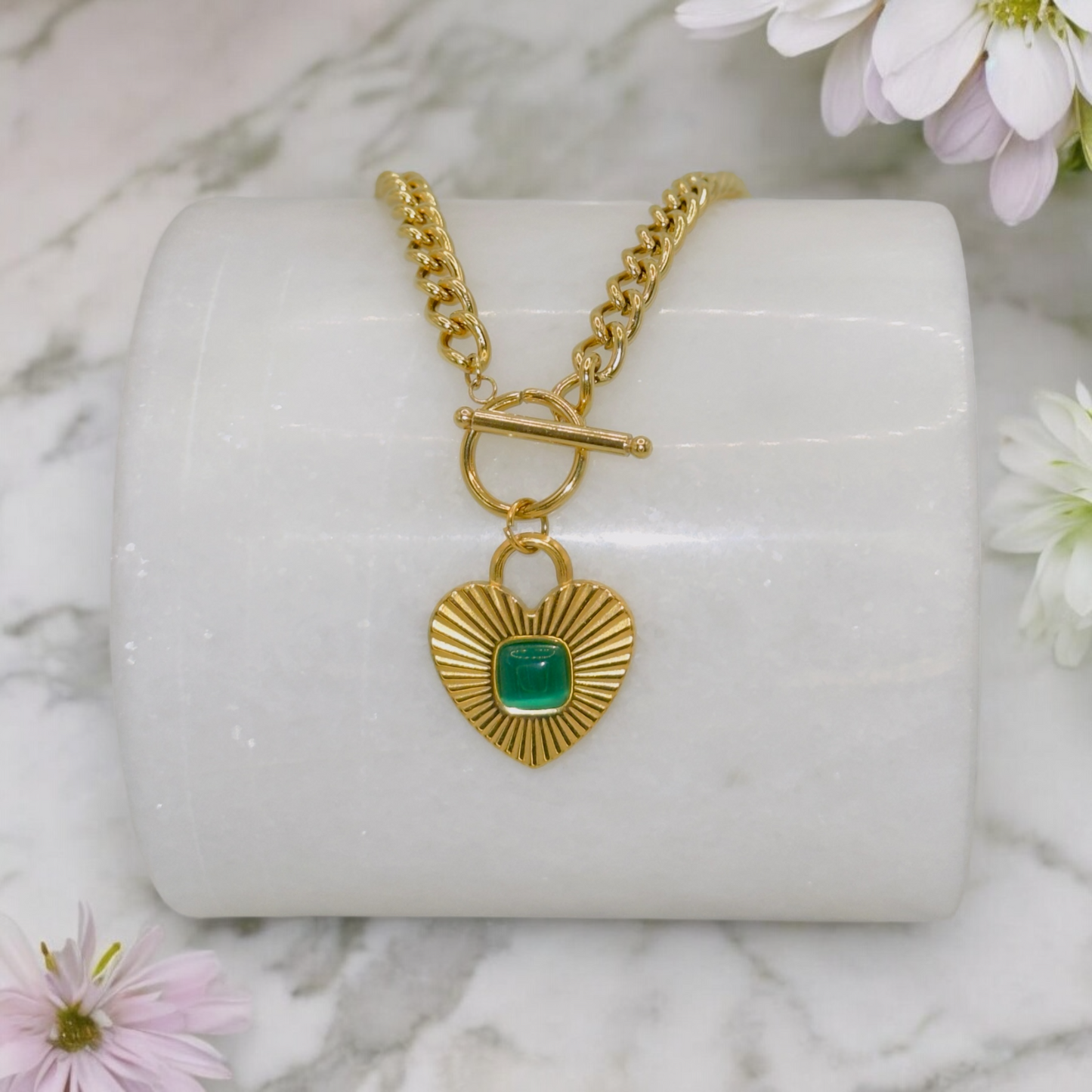 Collier Nashville ajustable en acier inoxydable doré.