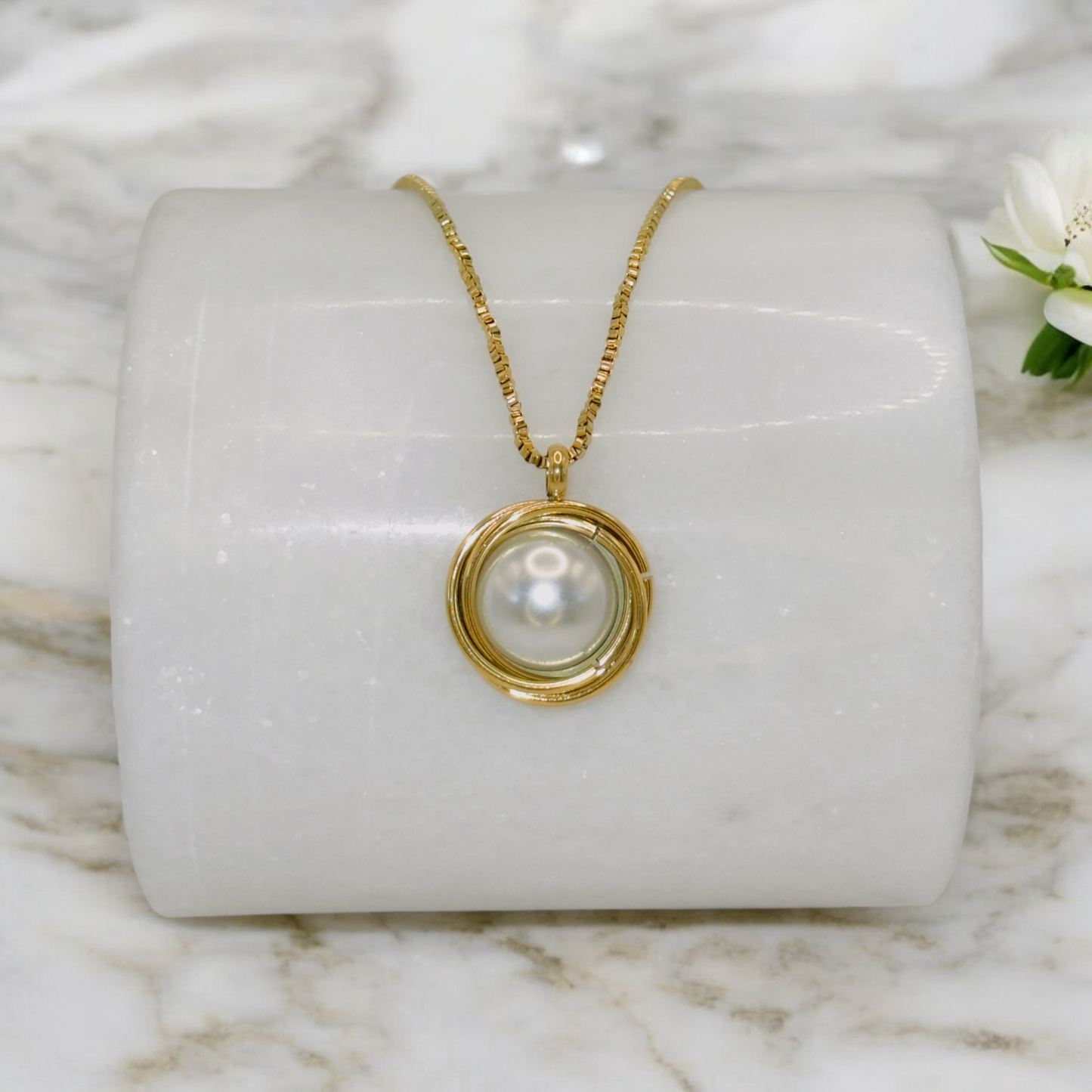 Collier Papeete ajustable en acier inoxydable doré.