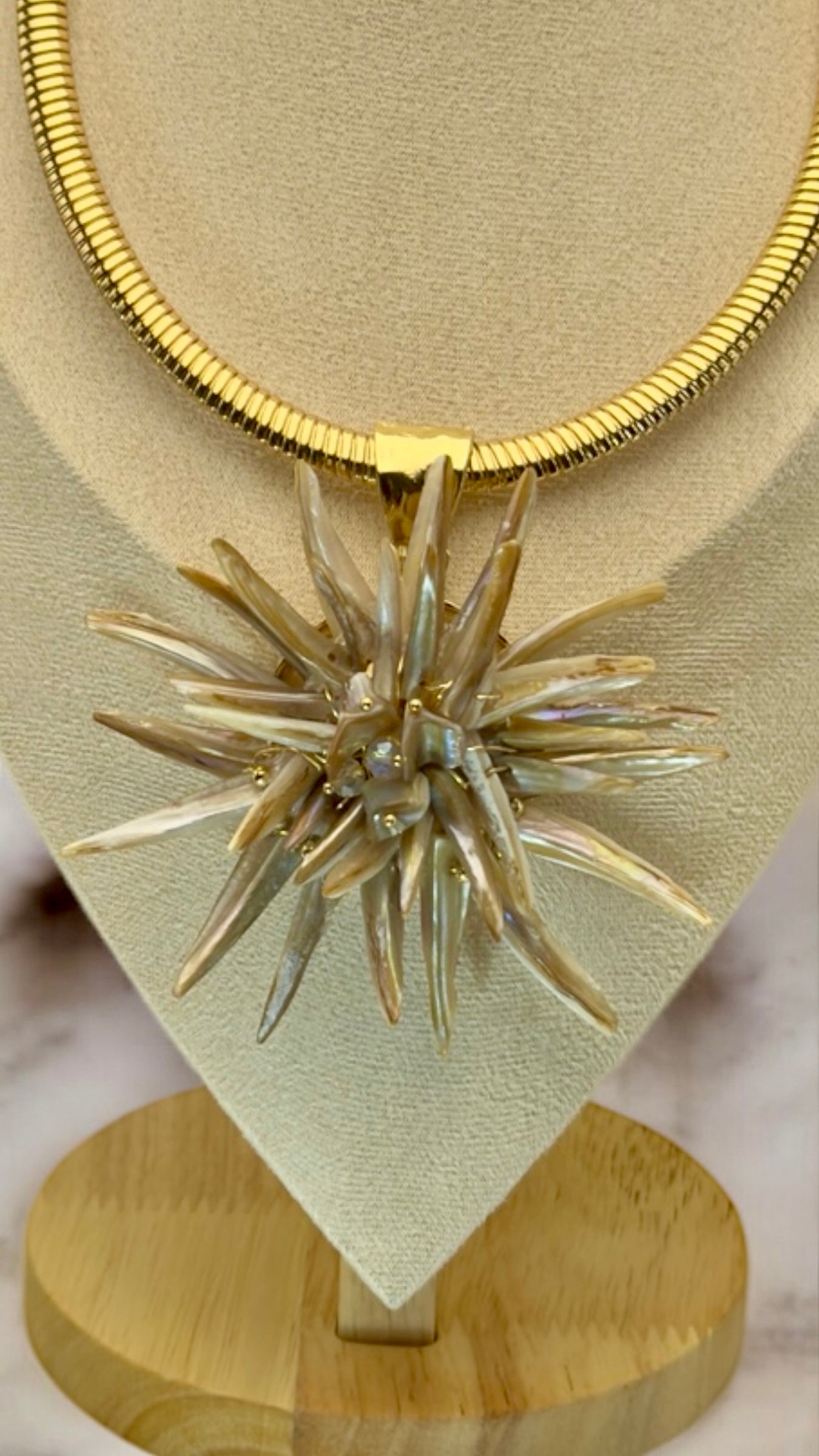 Collier Rimini ajustable en laiton doré.