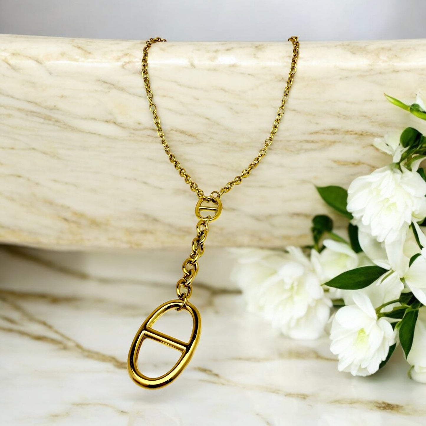 Collier Saint Petersbourg ajustable en acier inoxydable doré.