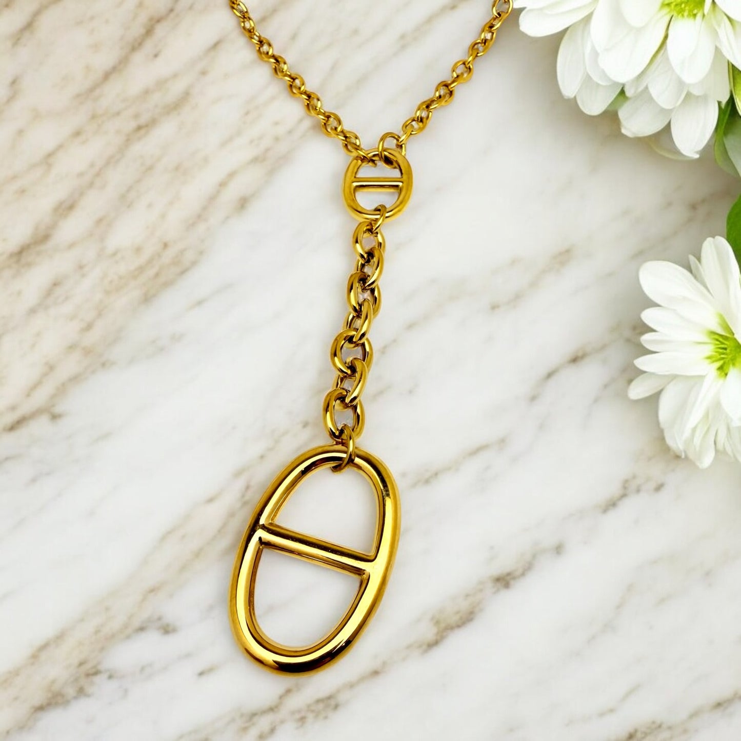 Collier Saint Petersbourg ajustable en acier inoxydable doré.