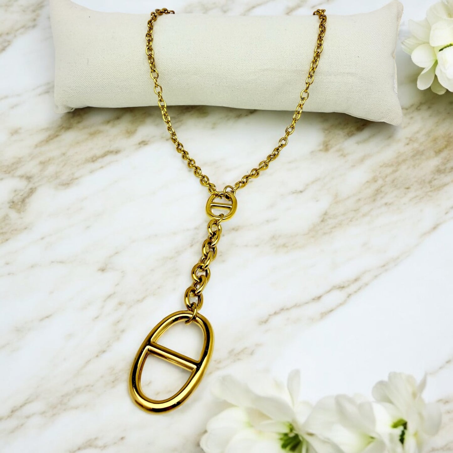 Collier Saint Petersbourg ajustable en acier inoxydable doré.