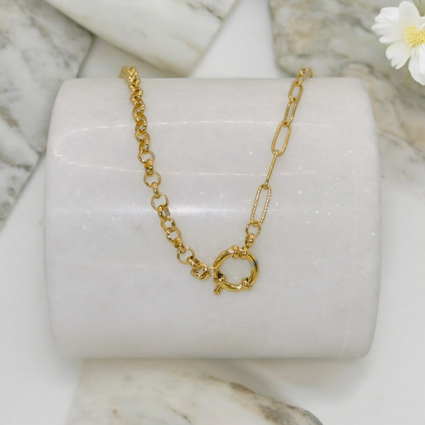 Collier Santa Monica ajustable en acier inoxydable doré.