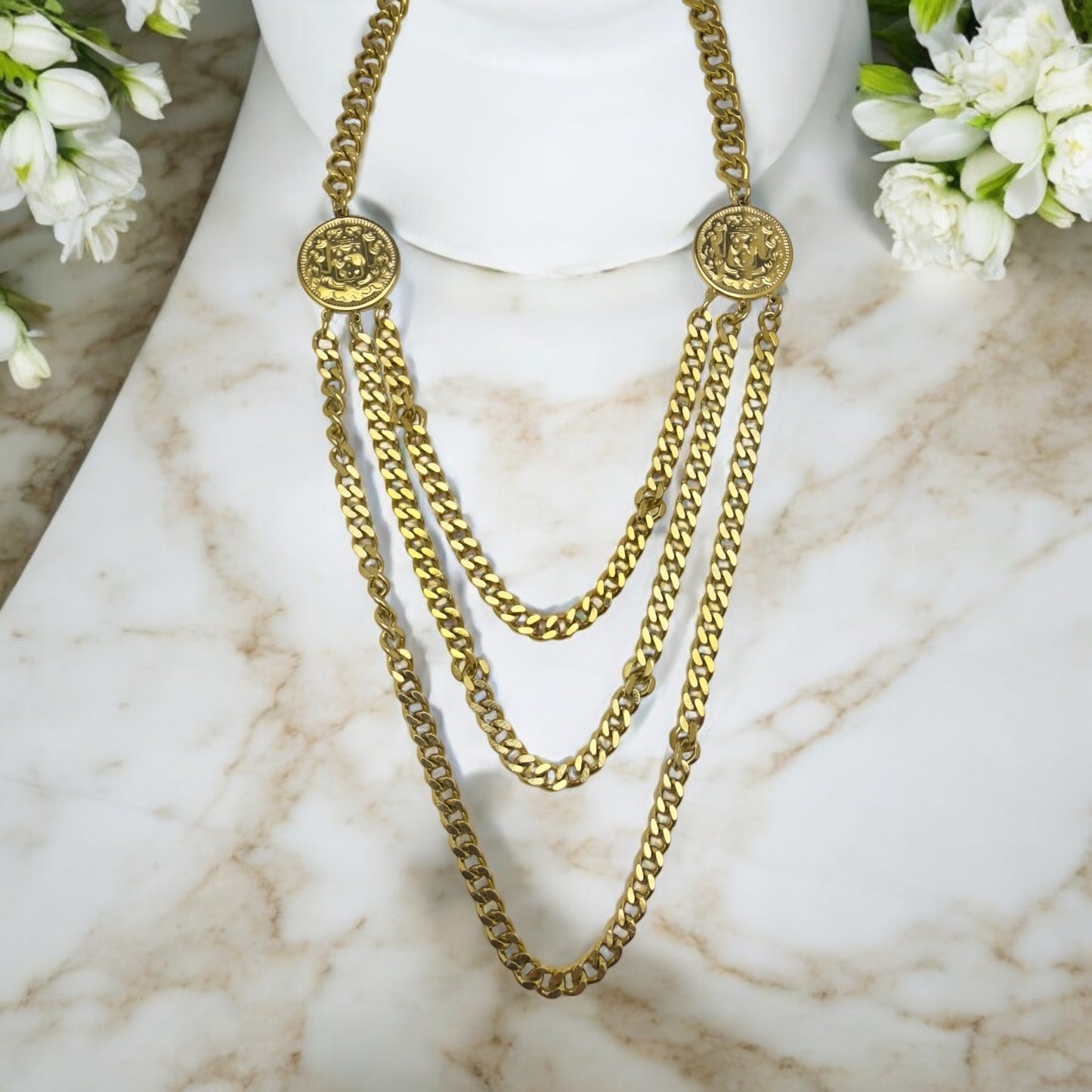 Collier Sintra ajustable en acier inoxydable doré.