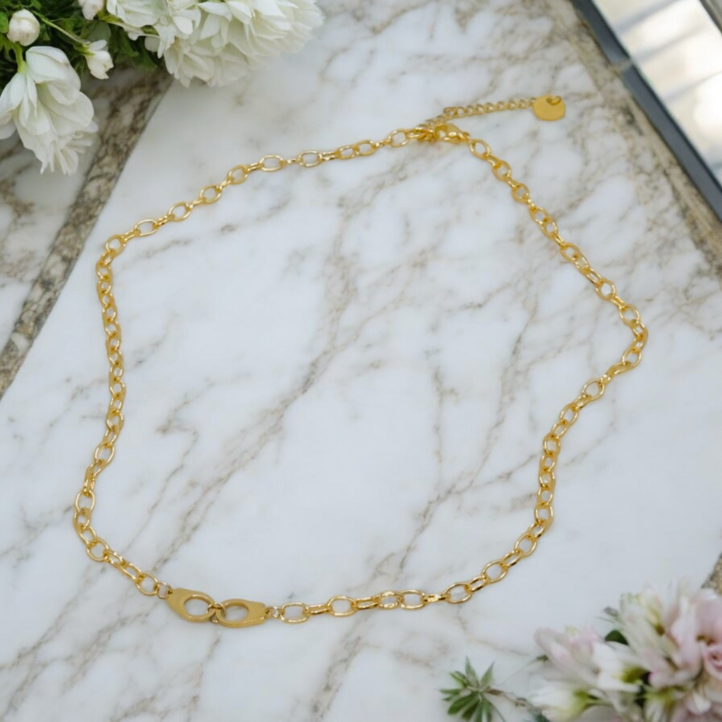 Collier Tanger ajustable en acier inoxydable doré.