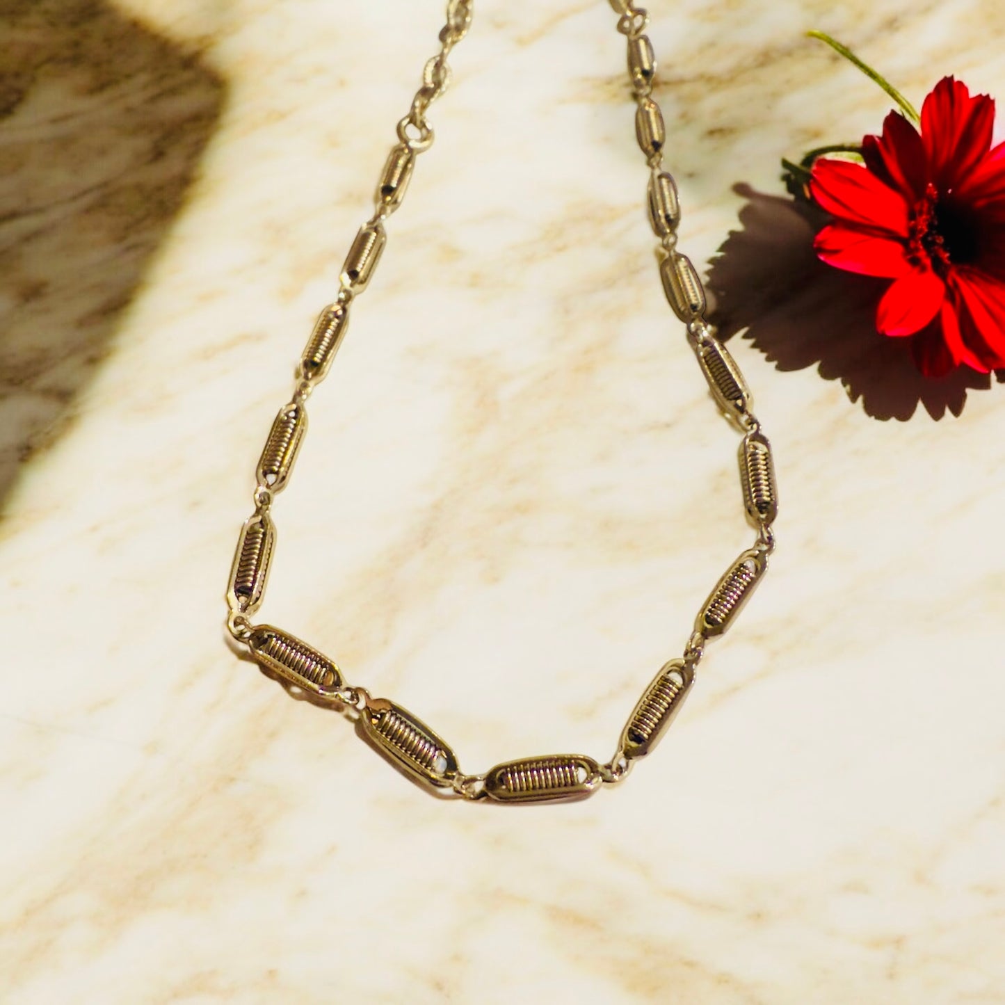Collier Tenerife ajustable en acier inoxydable doré.