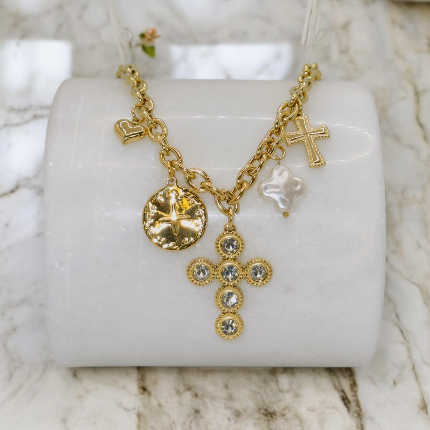 Collier Tulum ajustable en acier inoxydable doré.