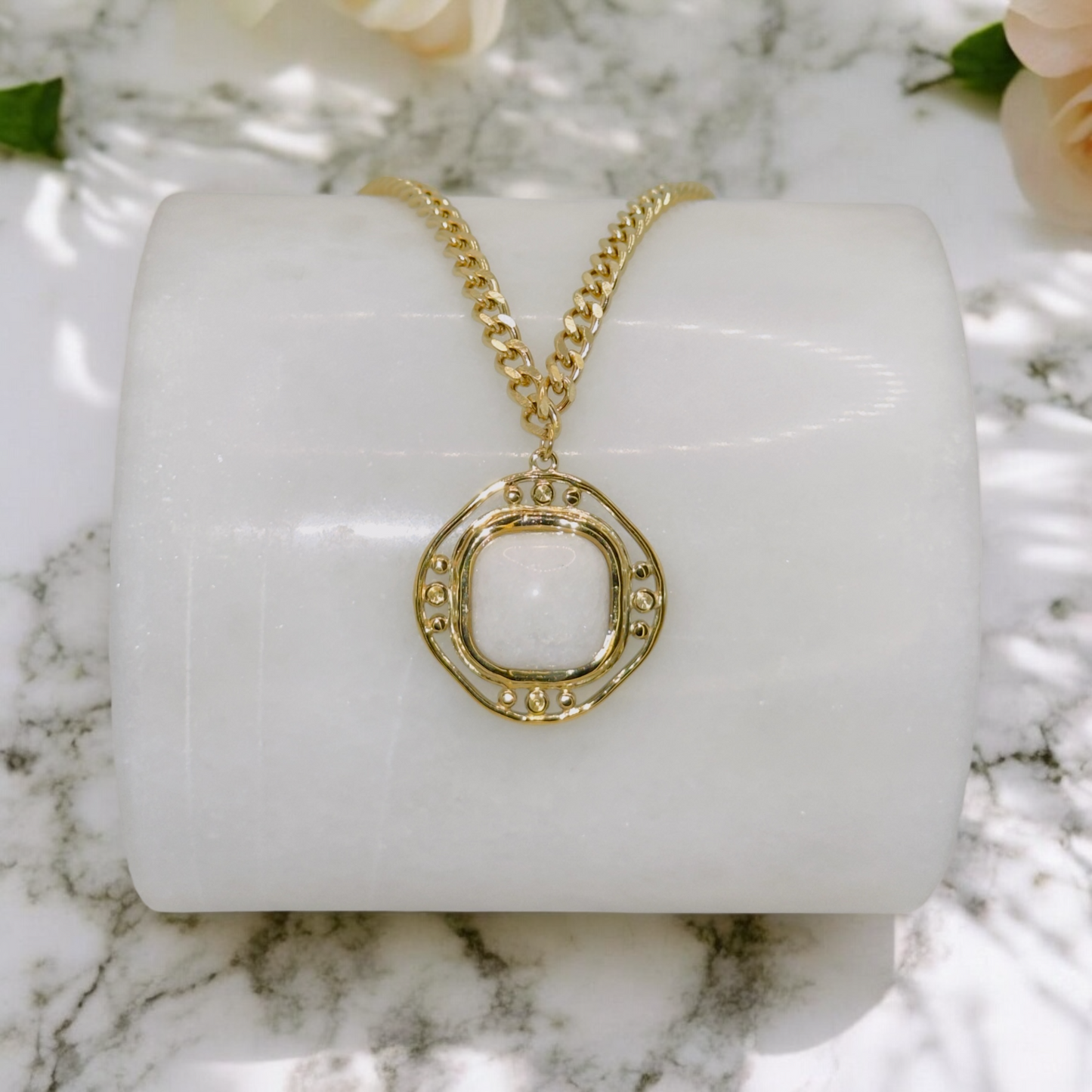 Collier Ubud ajustable en acier inoxydable doré.