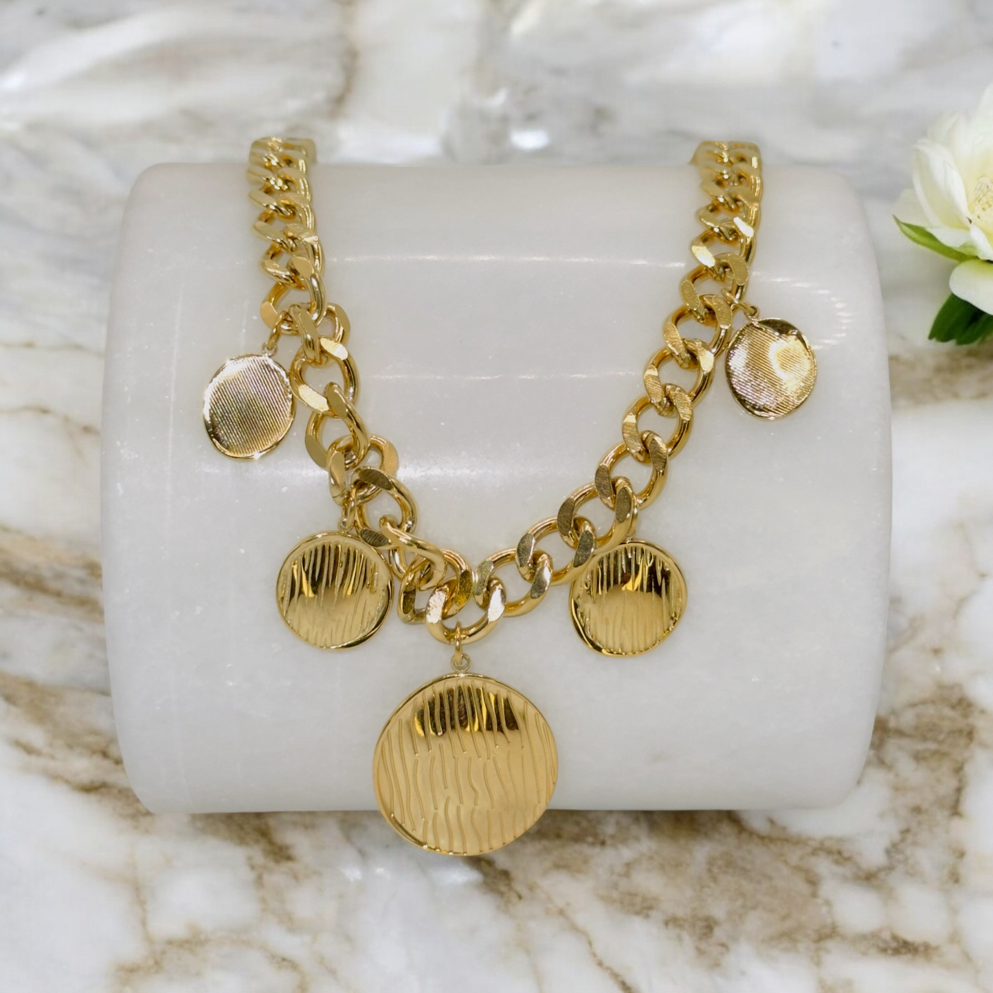 Collier Vérone ajustable en acier inoxydable doré.