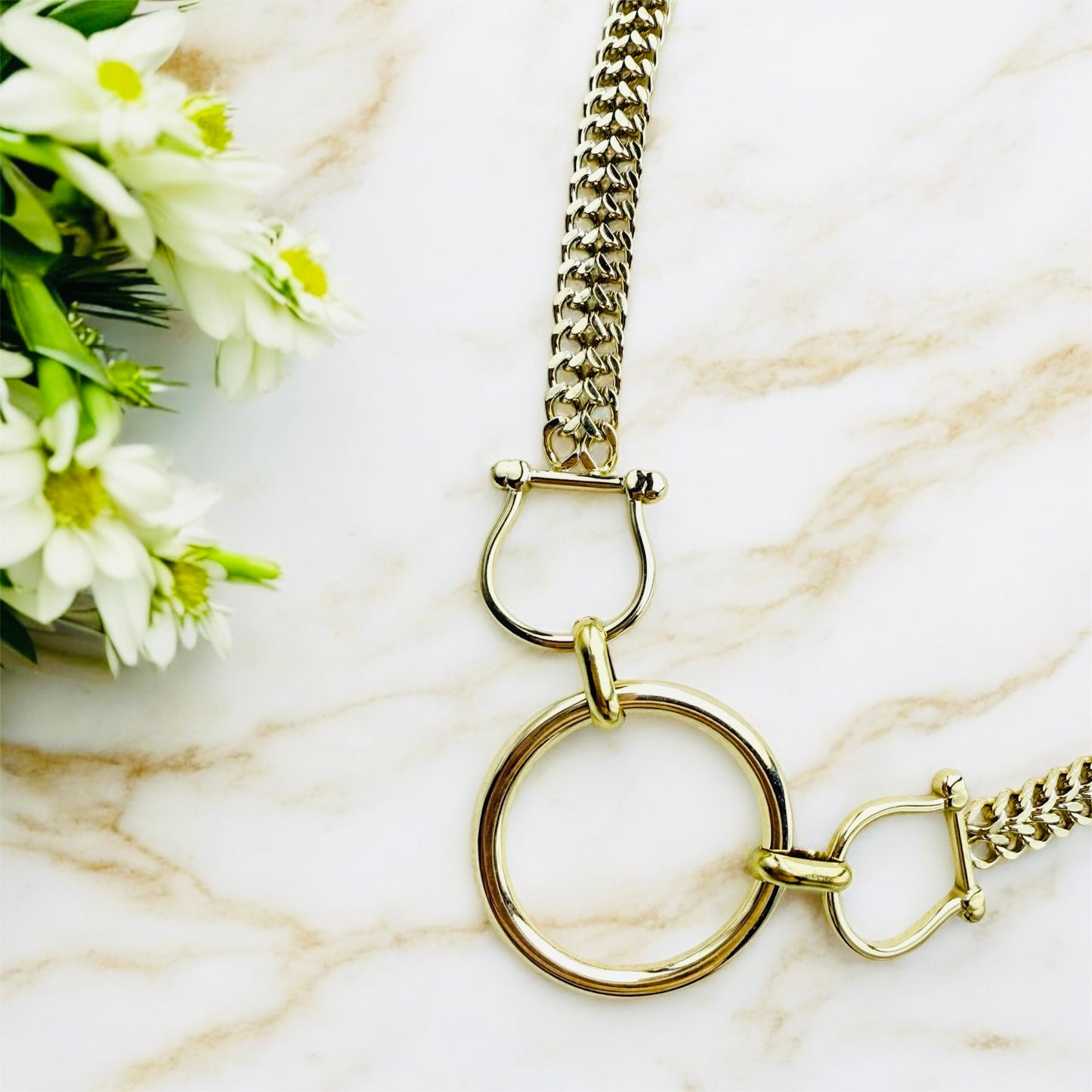 Collier Saint Tropez ajustable en acier inoxydable doré.