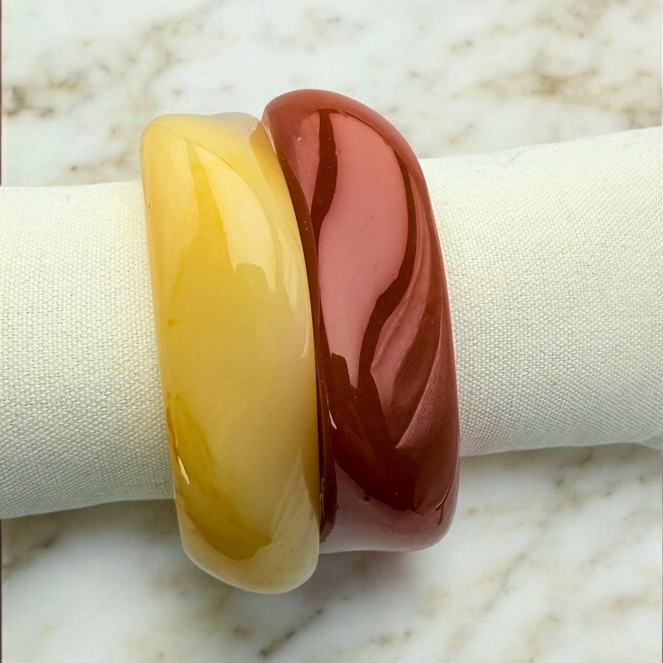 Jonc Bacalar en résine et acrylique.