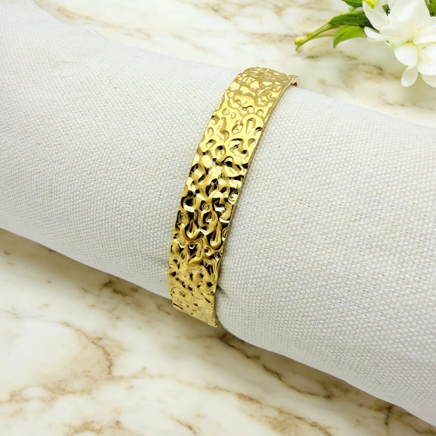 Jonc Jakarta ajustable en acier inoxydable doré.