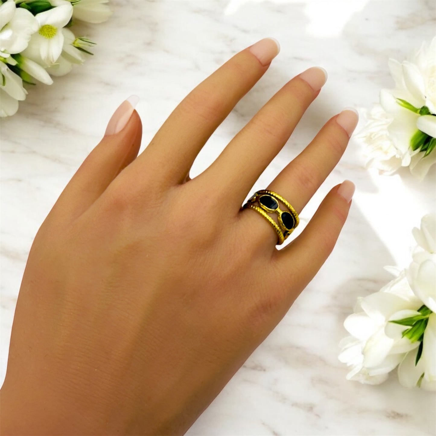 Bague Abidjan ajustable en acier inoxydable doré. 