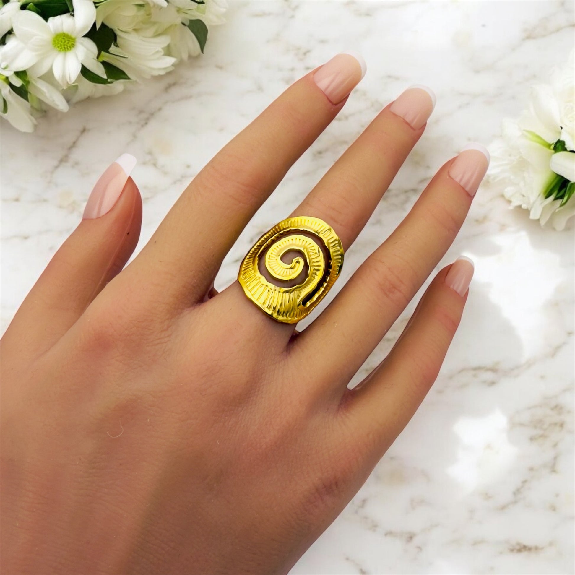 Bague Hampton ajustable en acier inoxydable doré. 