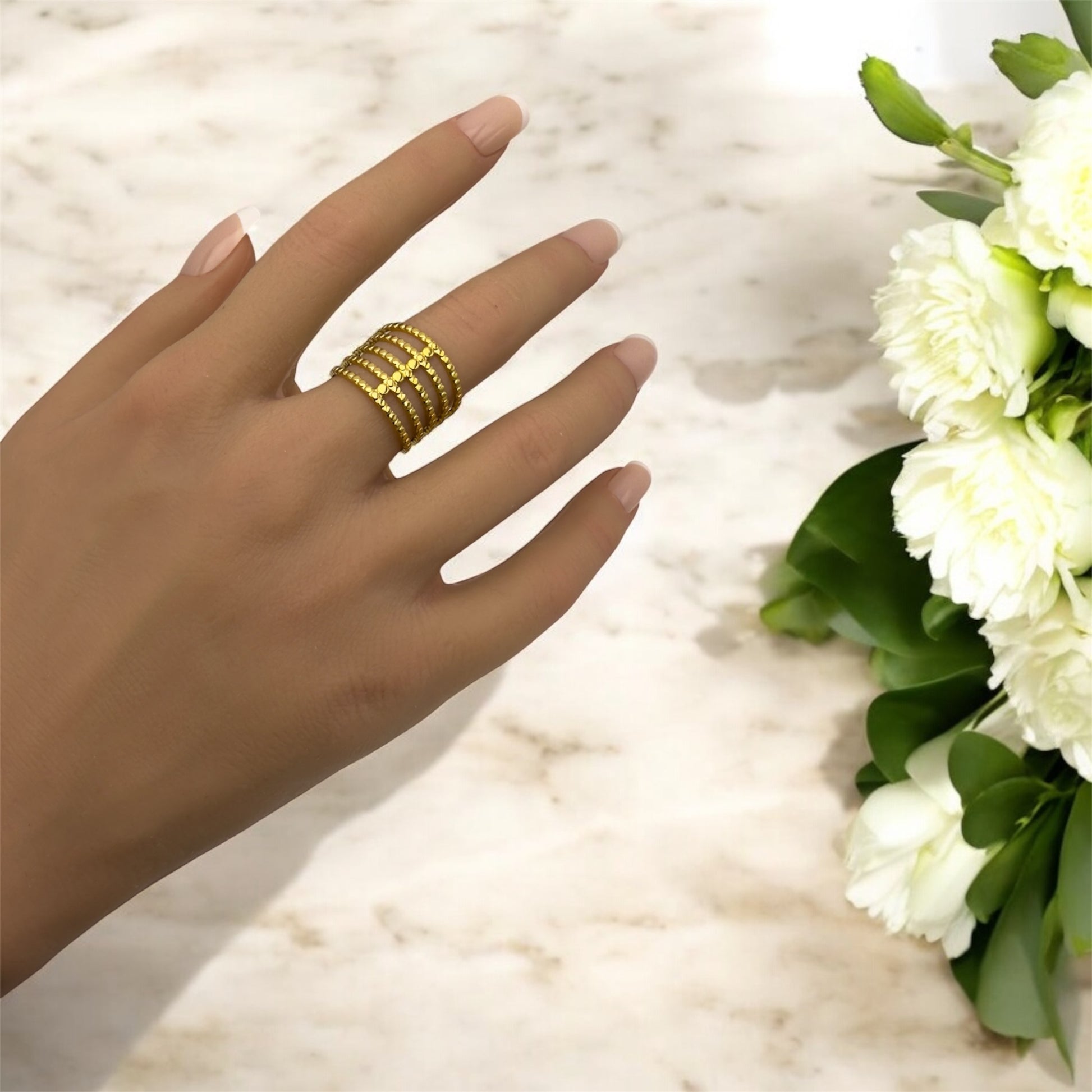 Bague Mascate ajustable en acier inoxydable doré. 