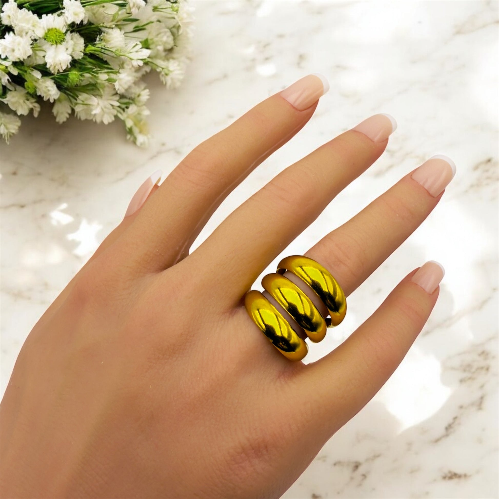 Bague Mykonos ajustable en acier inoxydable doré. 