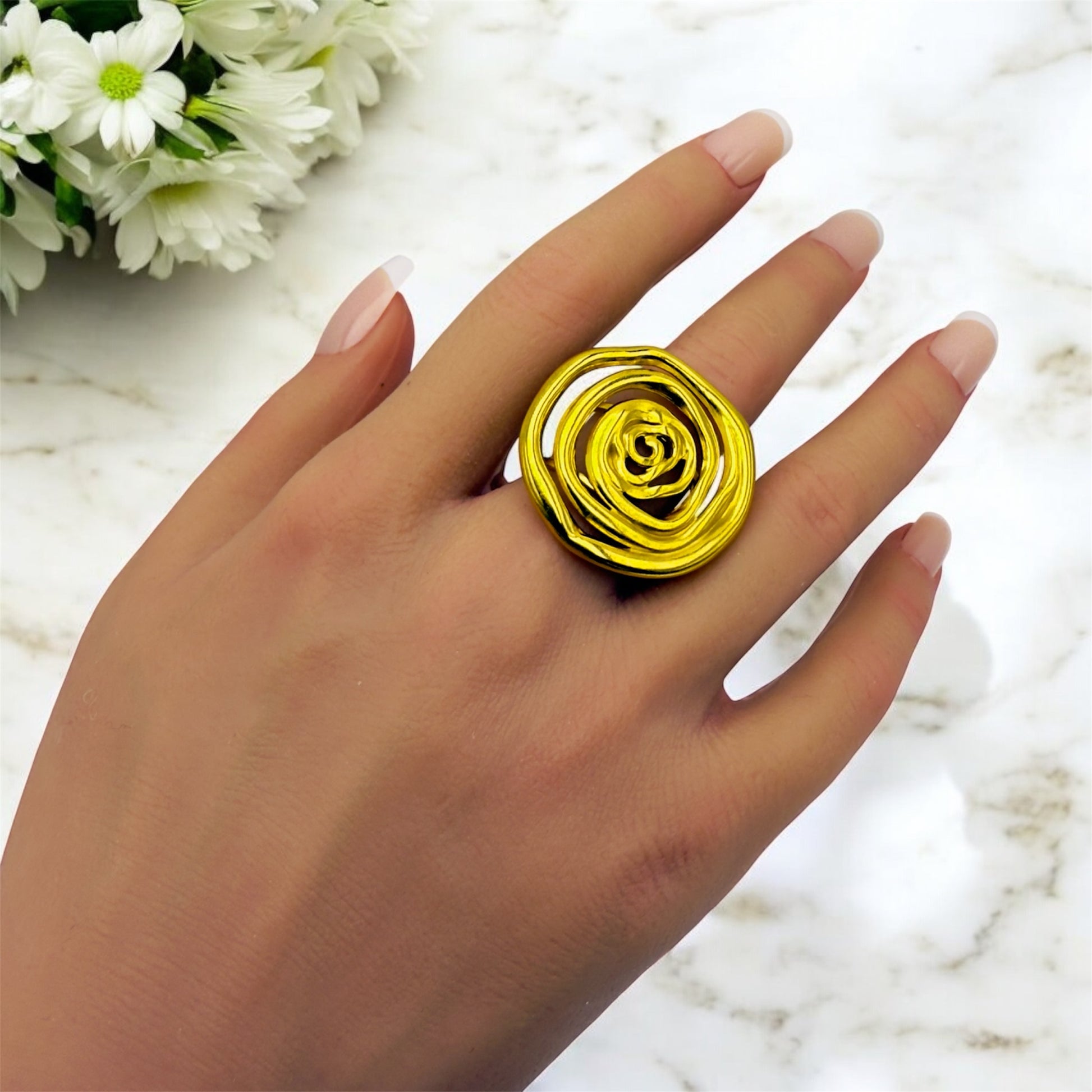 Bague Nairobi ajustable en acier inoxydable doré. 