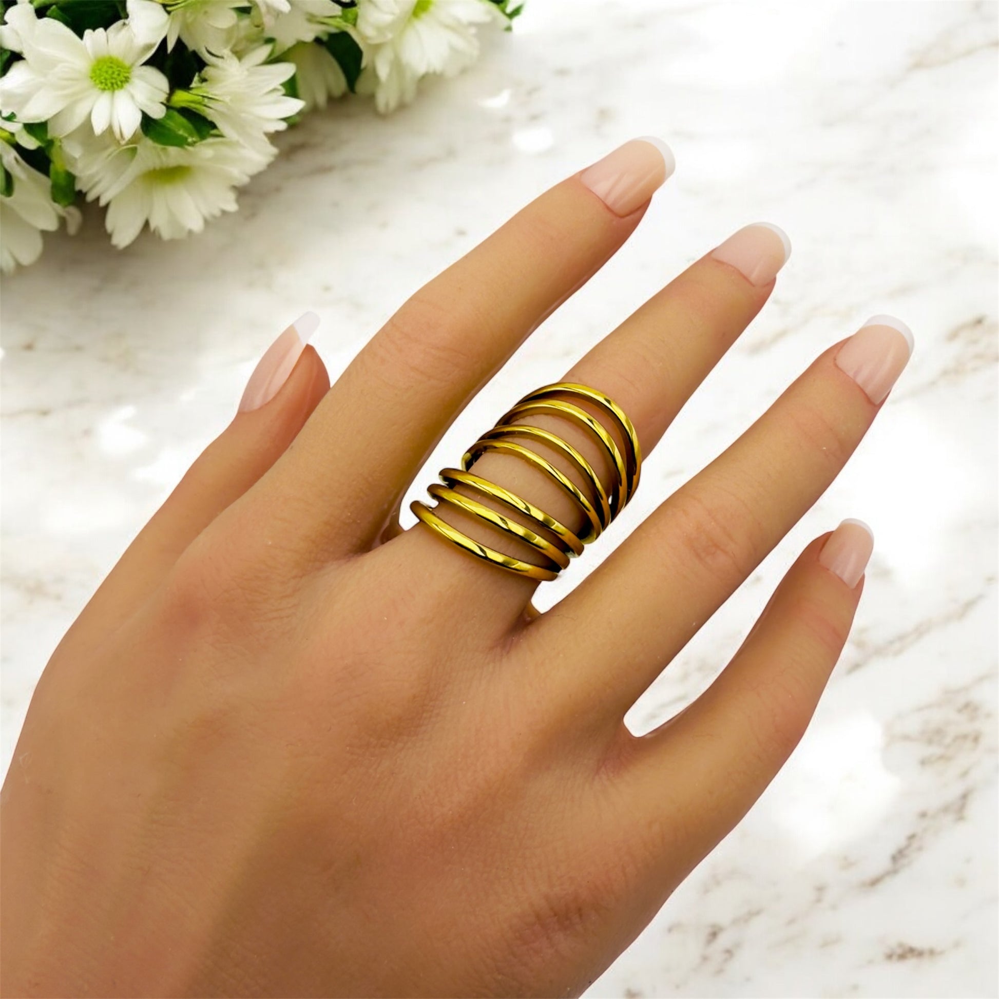 Bague Pékin ajustable en acier inoxydable doré. 