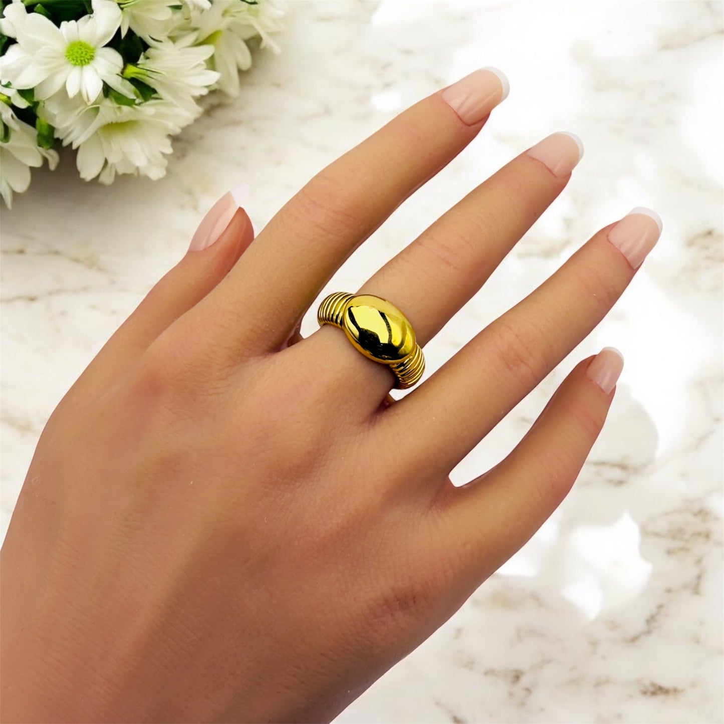 Bague Pompei ajustable en acier inoxydable doré. 