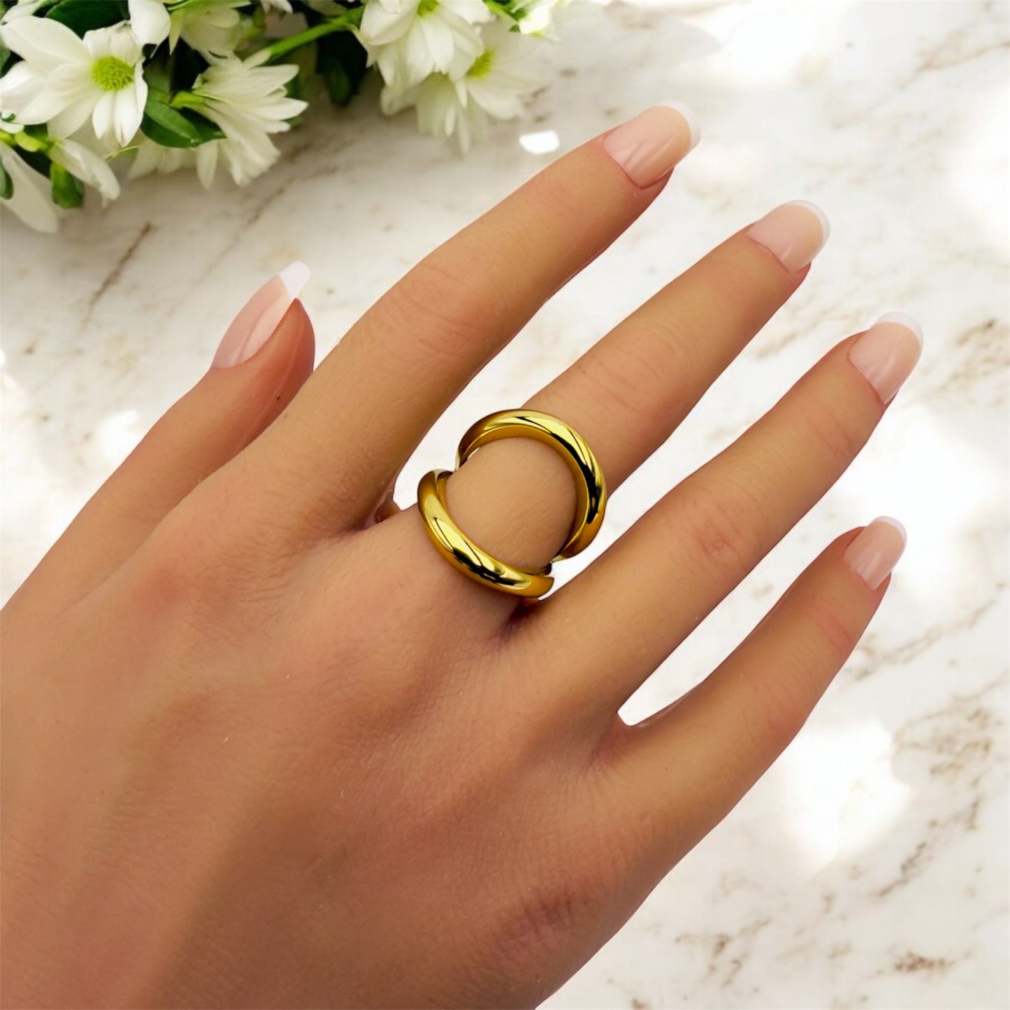 Bague Varsovie ajustable en acier inoxydable doré. 