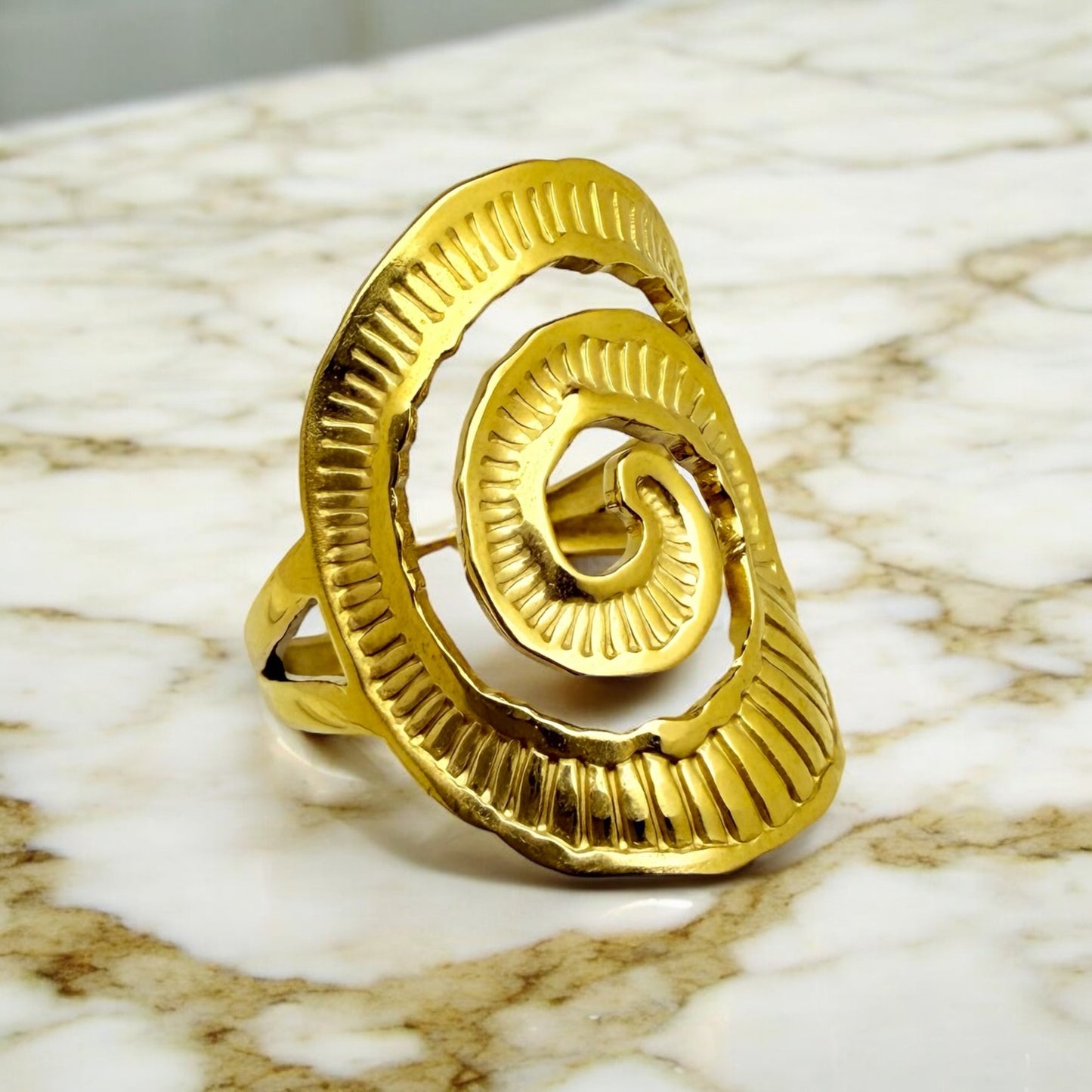 Bague Hampton ajustable en acier inoxydable doré. 