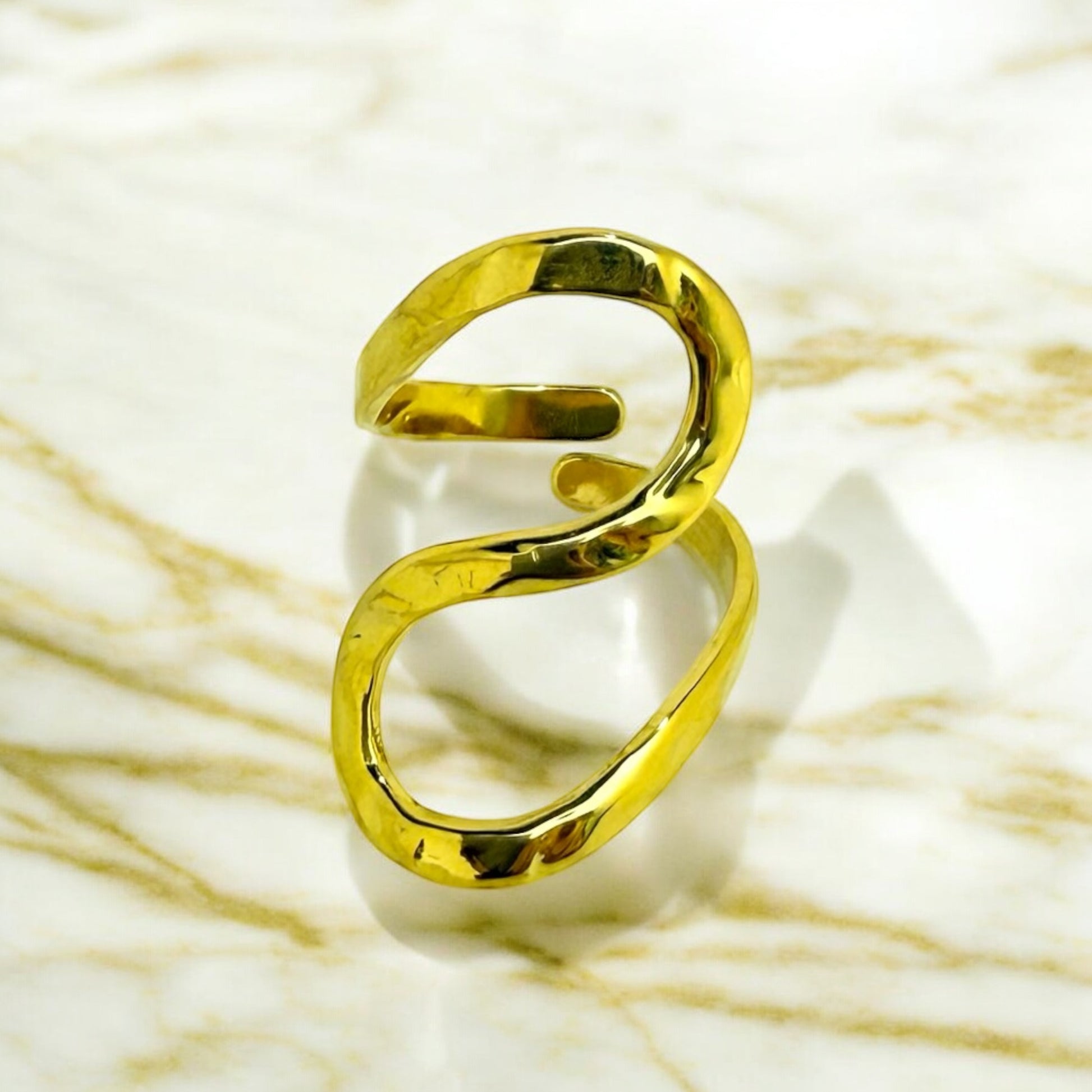 Bague Oman ajustable en acier inoxydable doré. 