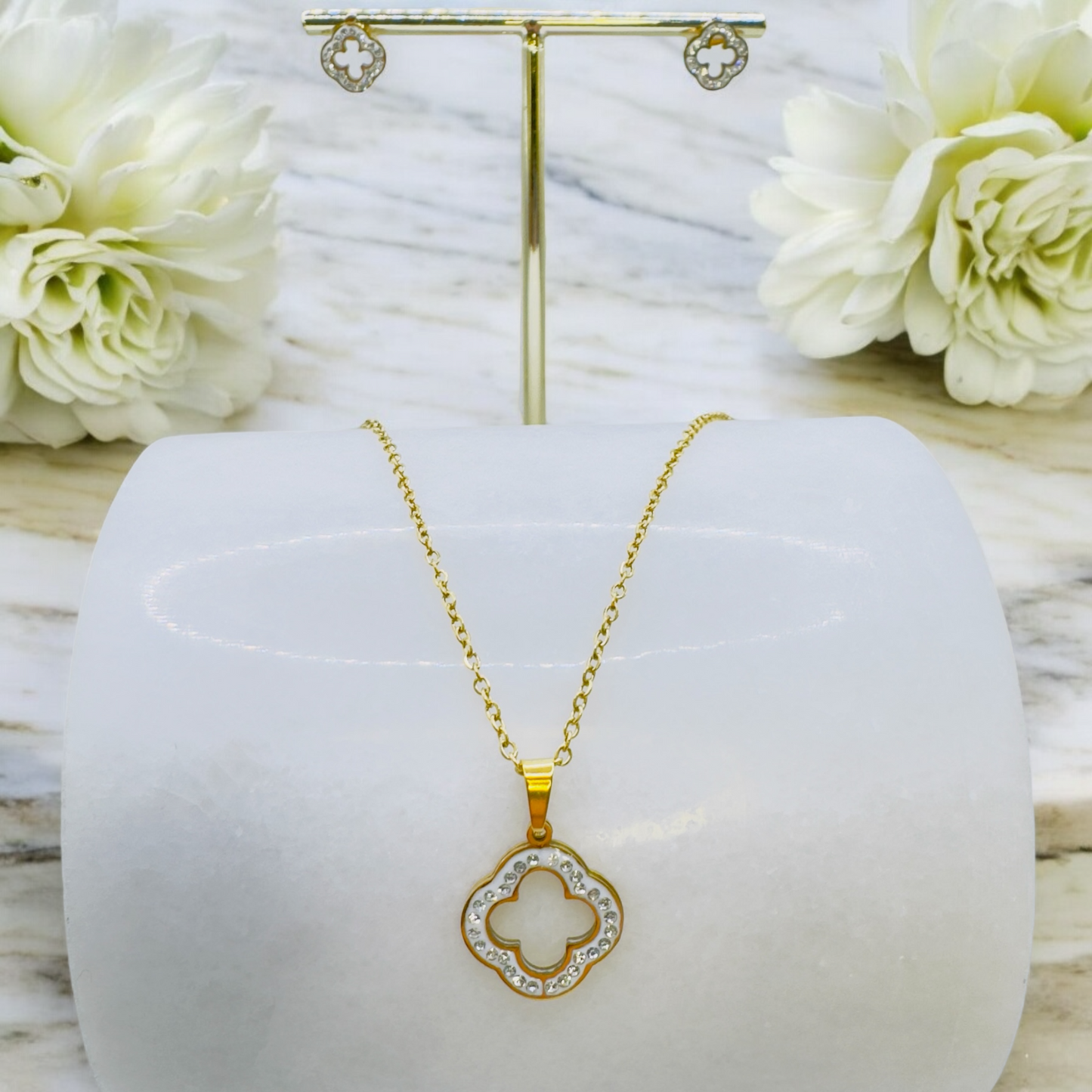 Collier et boucles d'oreilles du coffret Pérou en acier inoxydable doré.