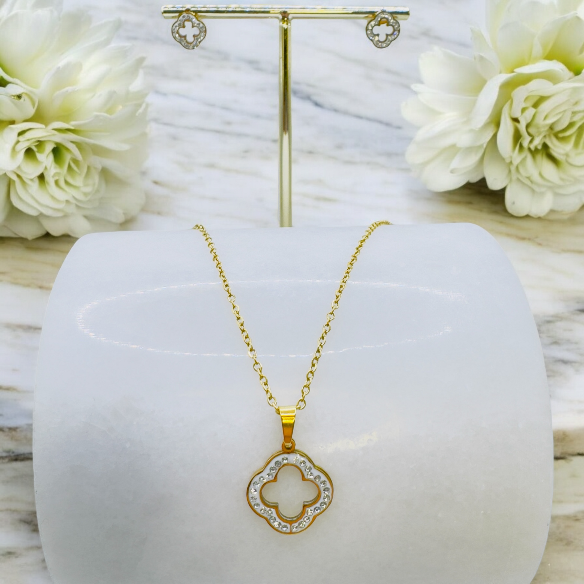 Collier et boucles d'oreilles du coffret Pérou en acier inoxydable doré.