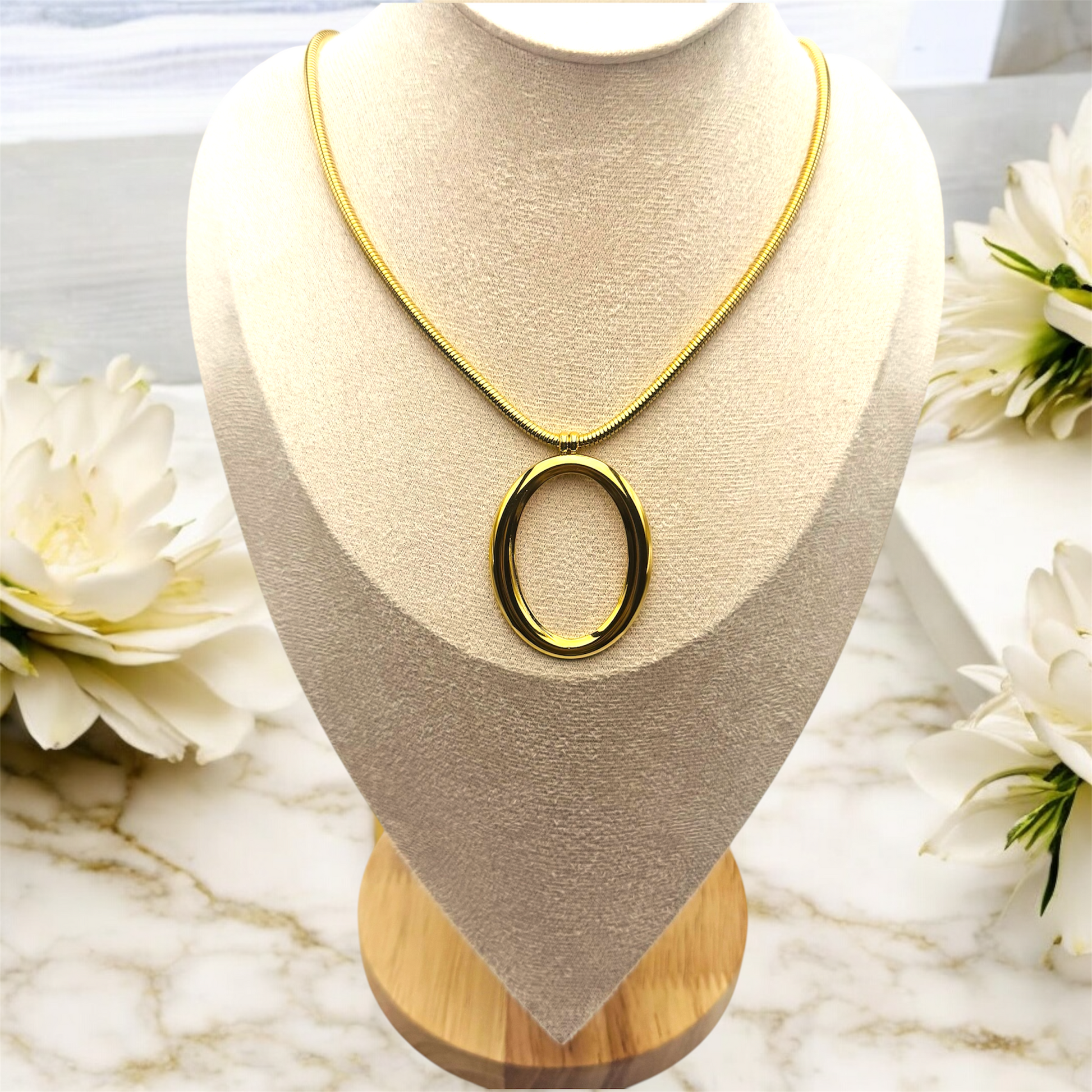 Collier Aveiro ajustable en acier inoxydable doré. 