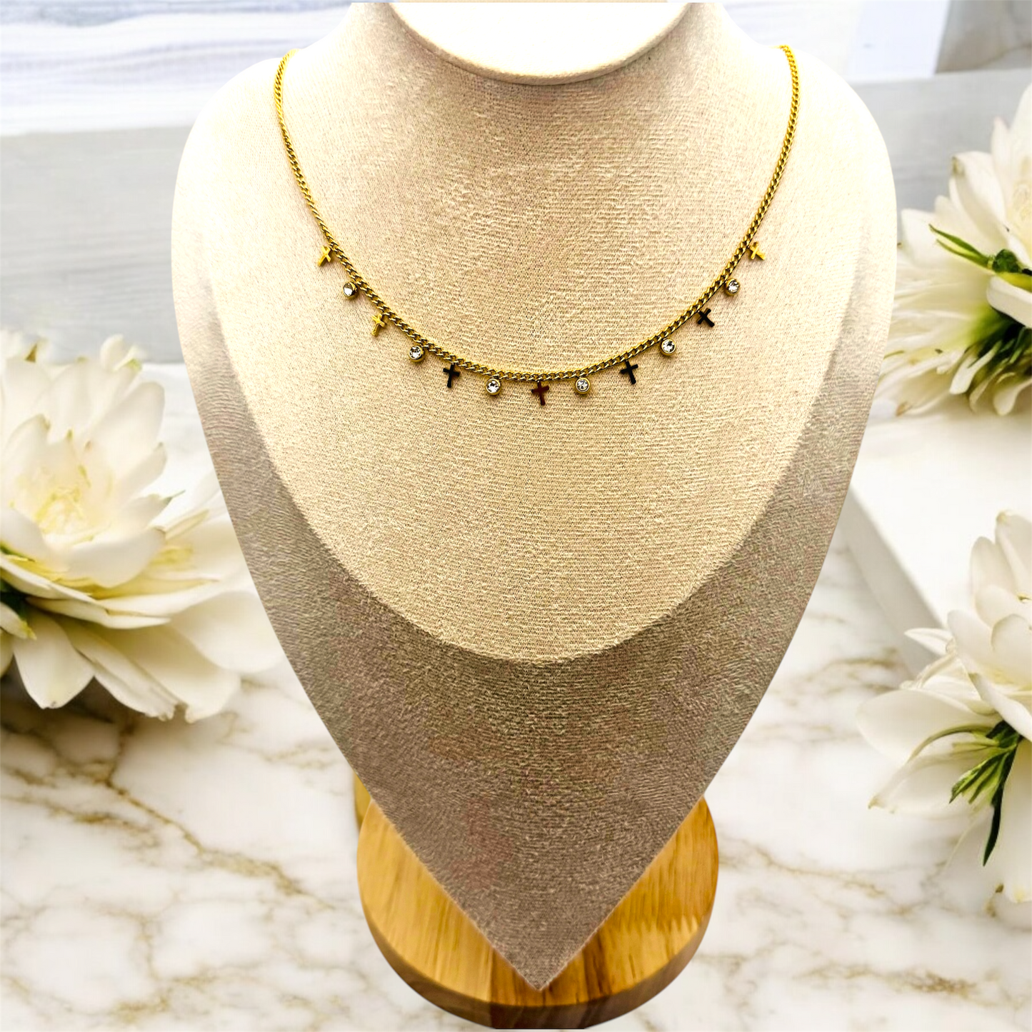 Collier Bordeaux ajustable en acier inoxydable doré. 