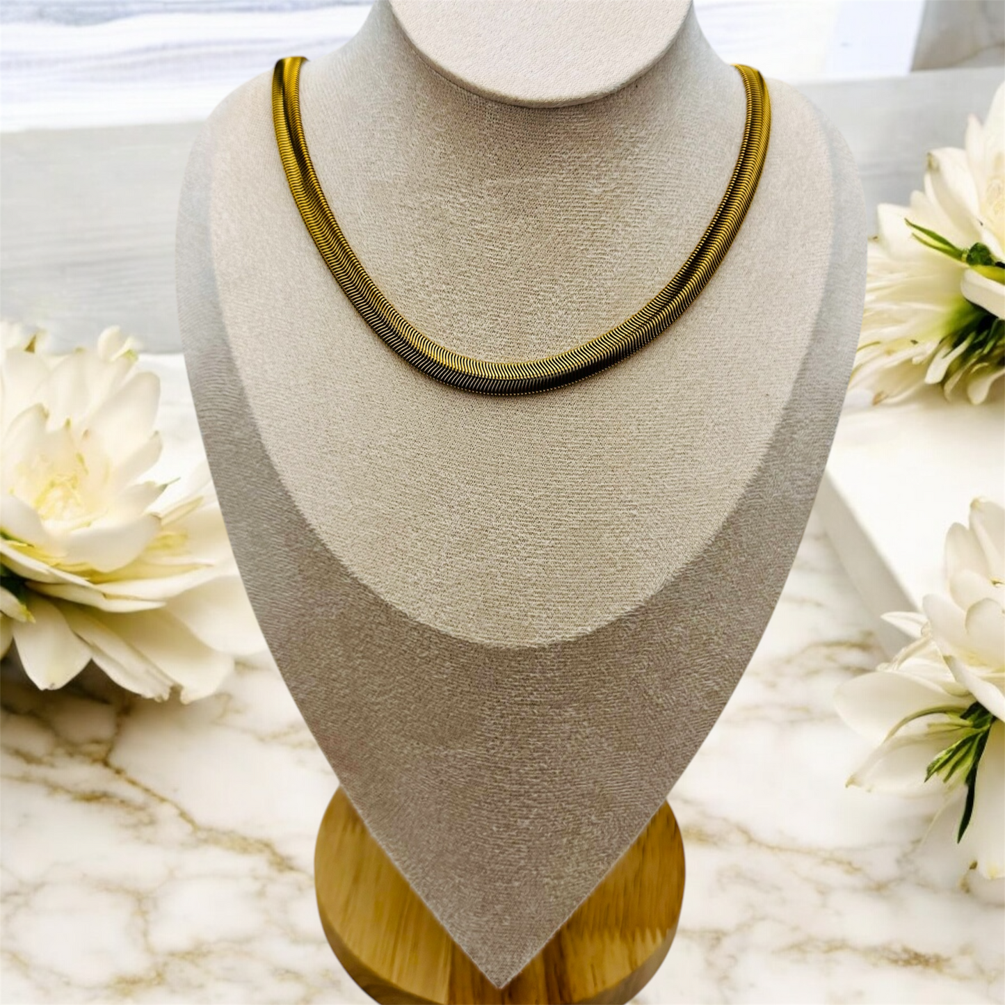 Collier Caceres ajustable en acier inoxydable doré. 