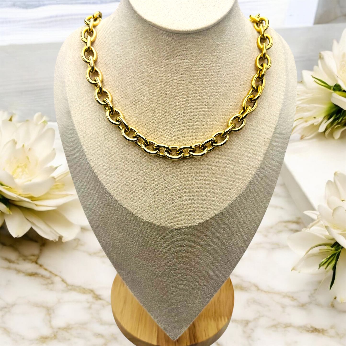 Collier Churchill ajustable en acier inoxydable doré. 
