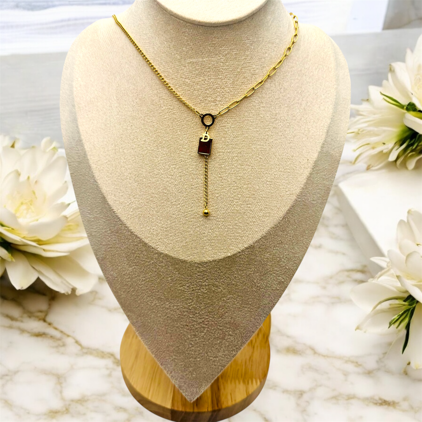 Collier Denver Rouge ajustable en acier inoxydable doré. 