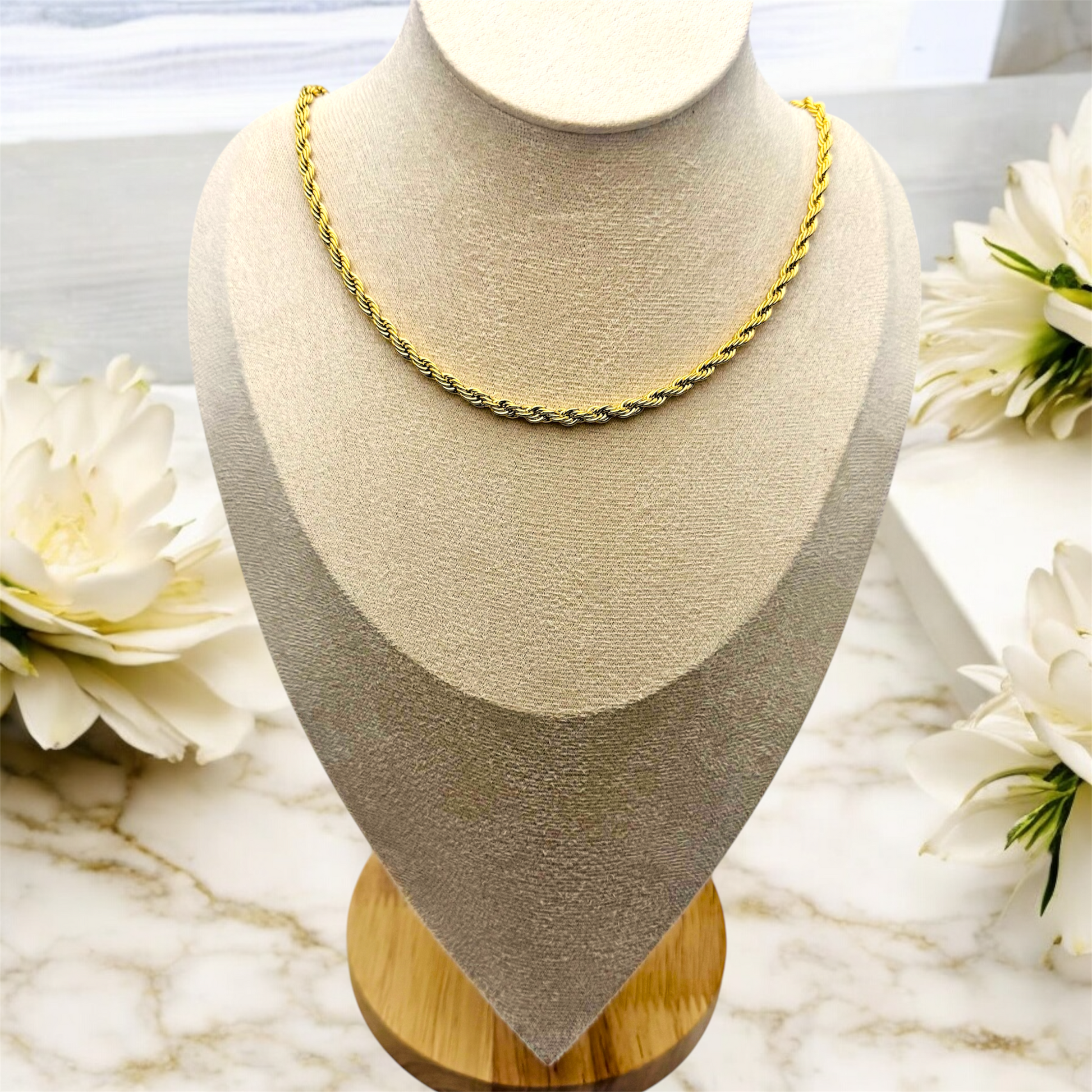 Collier Detroit ajustable en acier inoxydable doré. 