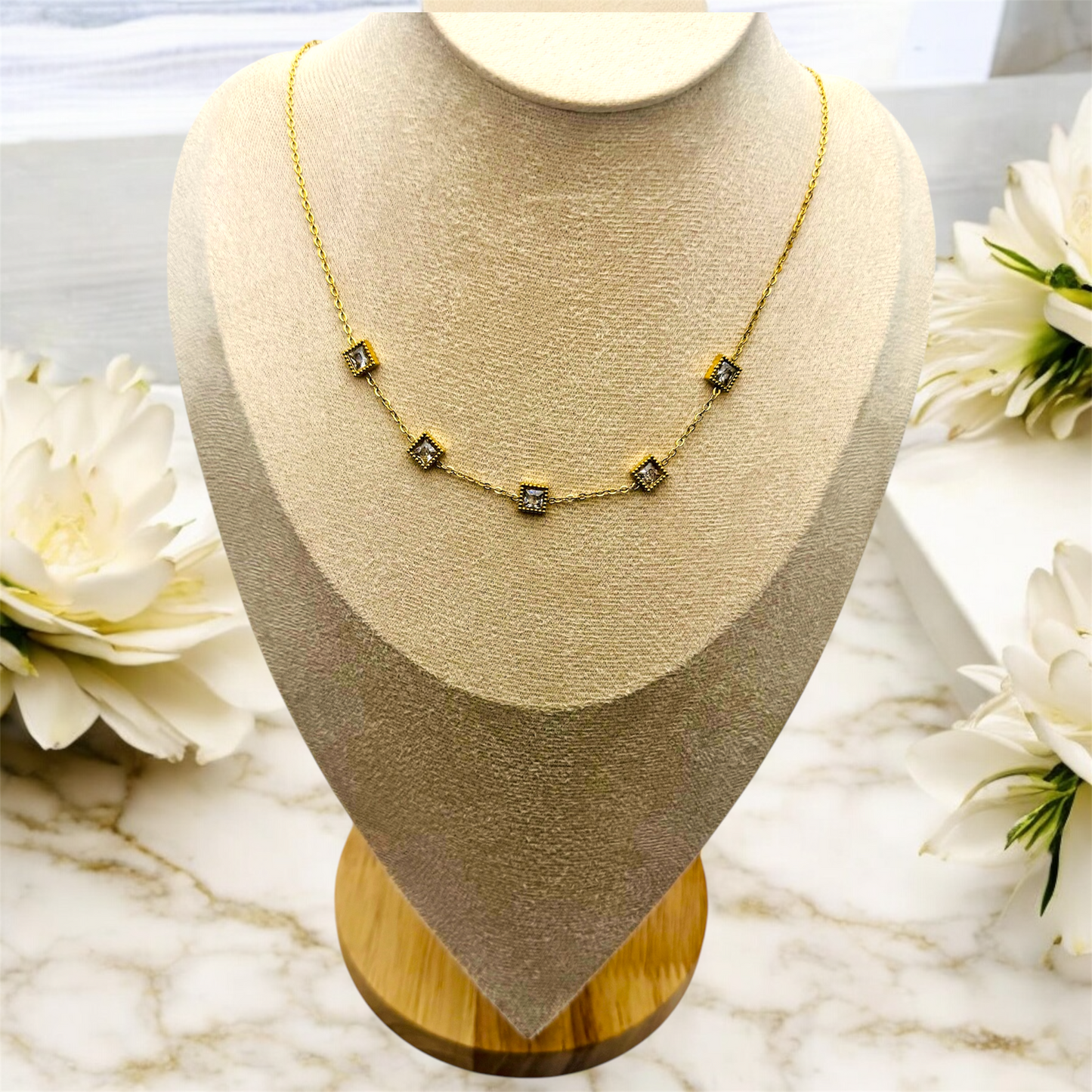 Collier Izmir ajustable en acier inoxydable doré.