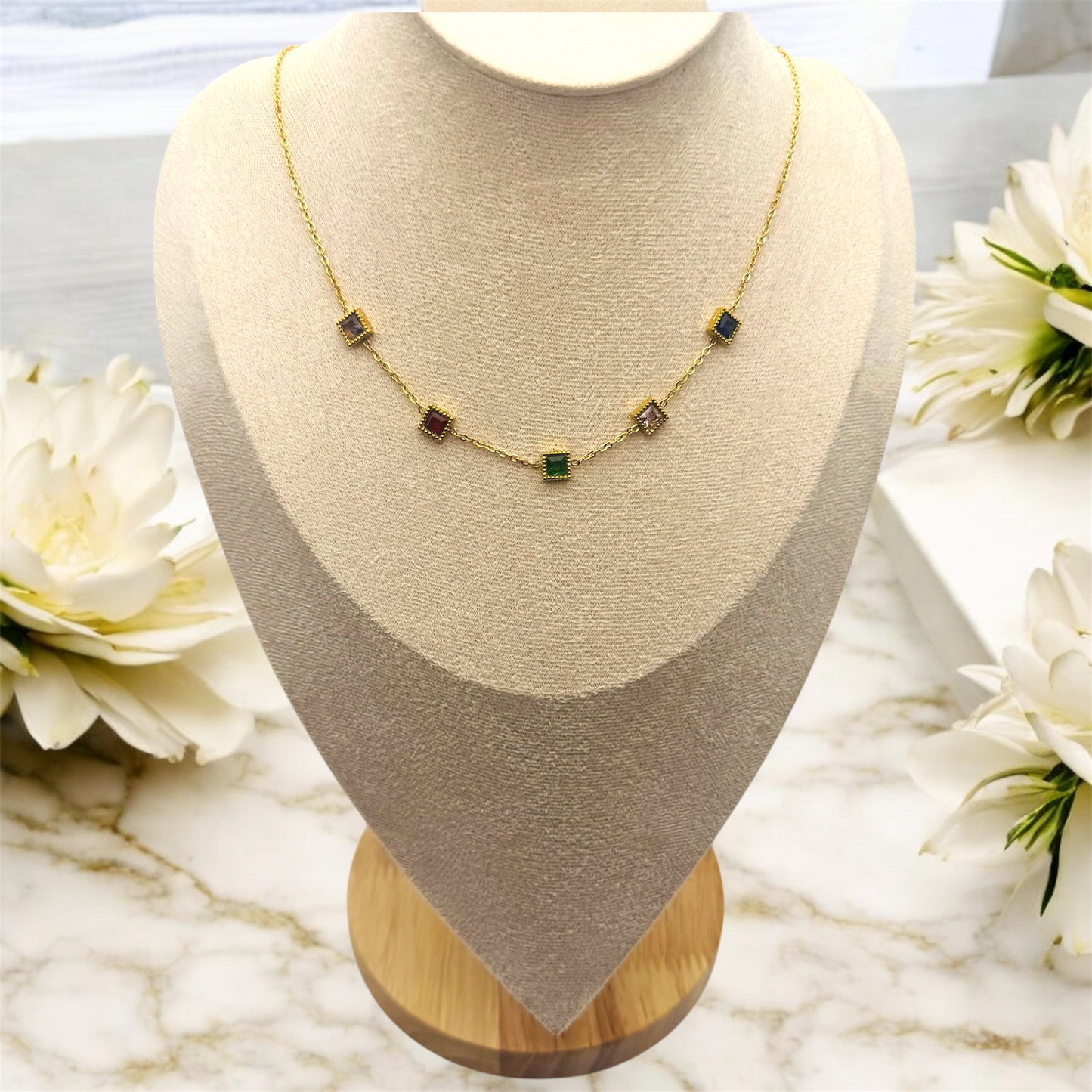 Collier Marmaris ajustable en acier inoxydable doré.