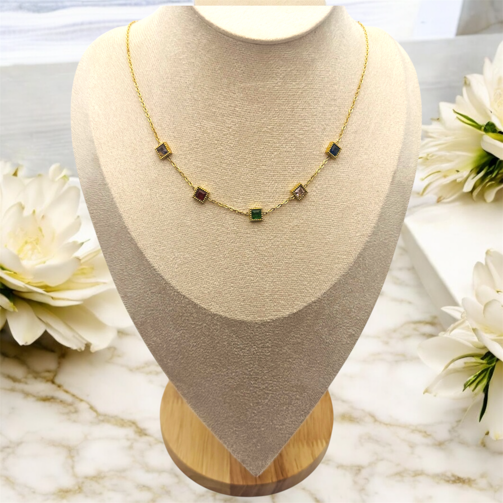 Collier Marmaris ajustable en acier inoxydable doré.