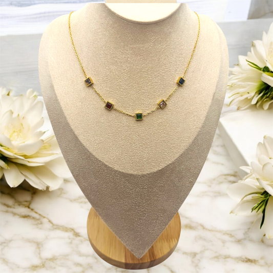 Collier Marmaris ajustable en acier inoxydable doré.