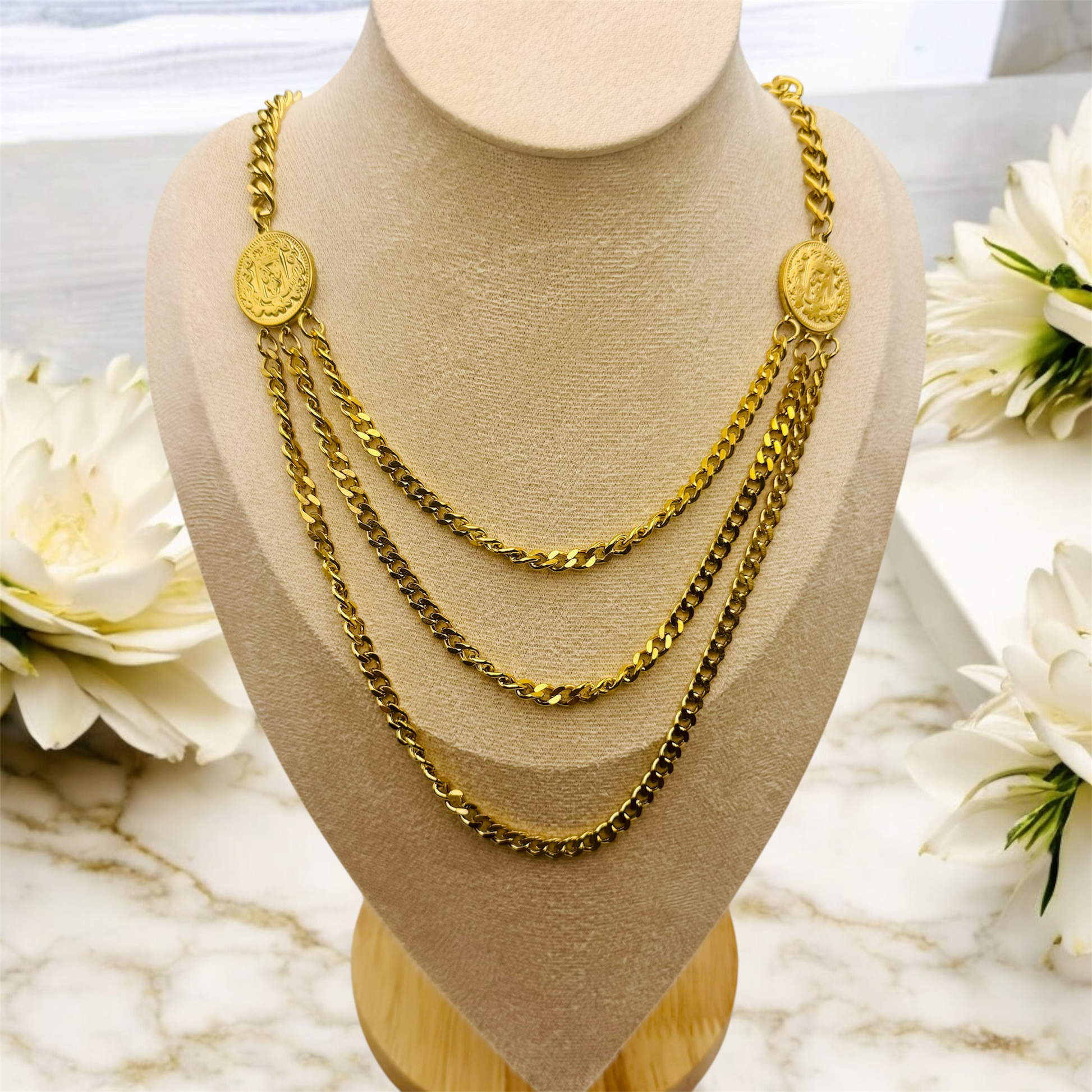 Collier Sintra ajustable en acier inoxydable doré. 