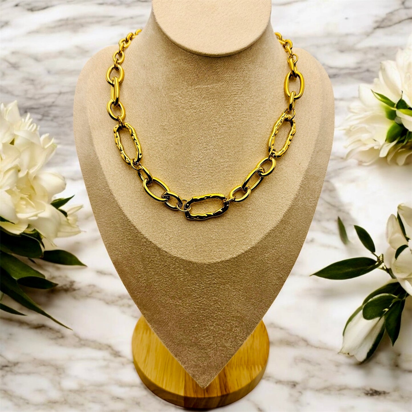 Collier Alicante ajustable en acier inoxydable doré. 