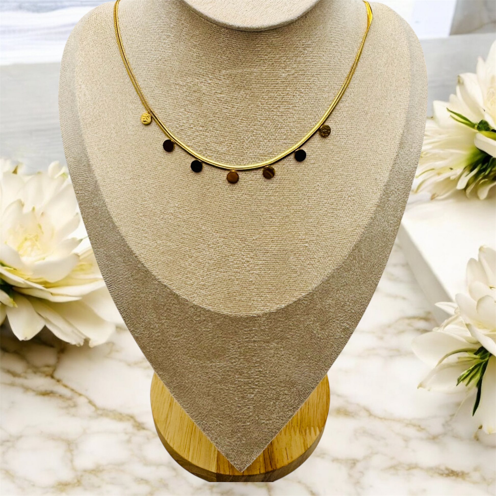 Collier Almeria ajustable en acier inoxydable doré. 