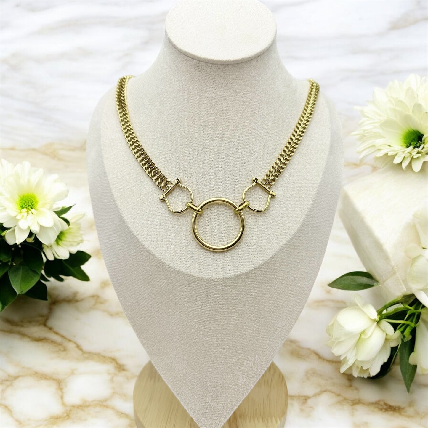 Collier Saint Tropez ajustable en acier inoxydable doré. 